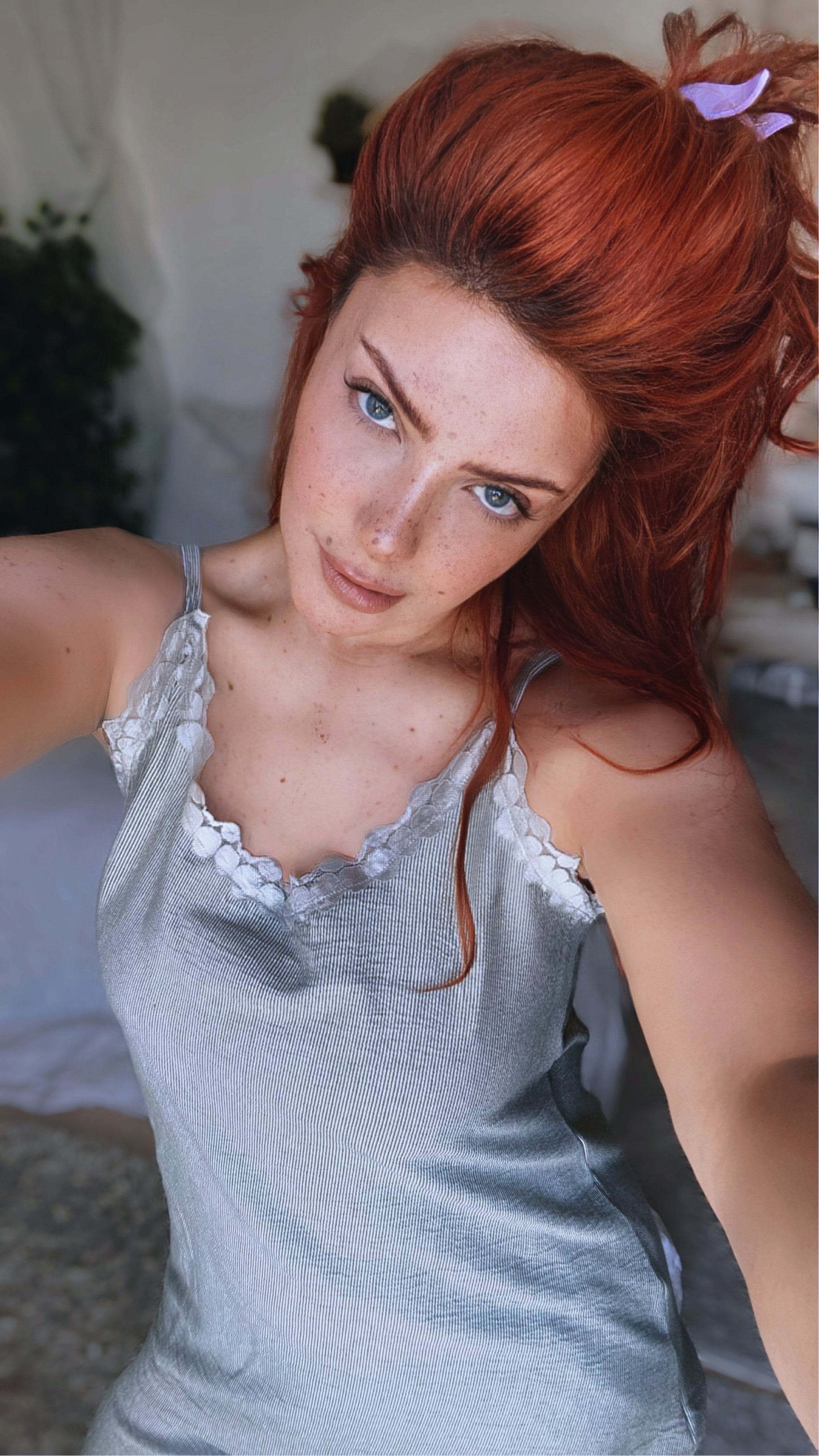 أخضر غامق مع دانتيل